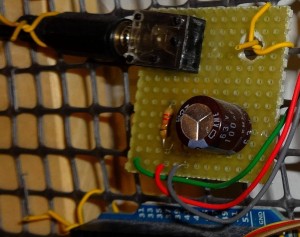 Primo Piano del circuito di interfaccia tra Arduino e il sensore di corrente SCT-013-020 o SCT-013-030-       