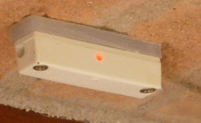 Sensore Reed per le finestre modificato con l'aggiunta di un led lampeggiante